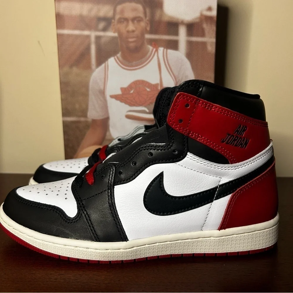 Nike Air Jordan 1 Retro High OG Black Toe (8 Men's / 9.5 Women's) - Picture 4 of 13